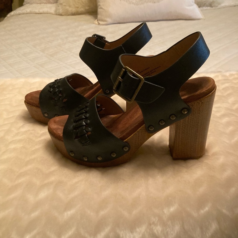 Cynthia Rowley Sandals size 6